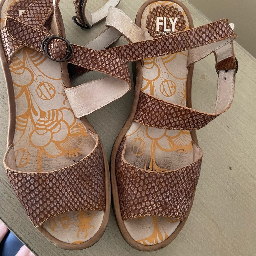 🪰 Fly London Yisk sandals in camel/tan